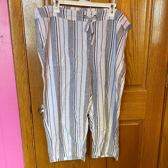 Per Se Pants - Per Se Women's Cropped Striped Pants in Black and White